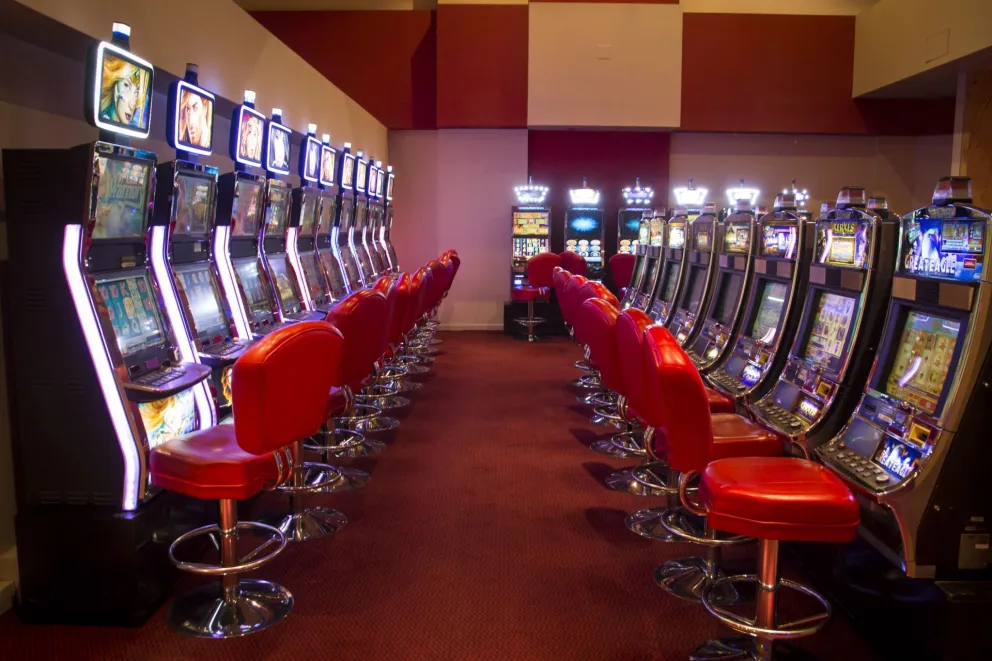 La madre acreditó ante la justicia que el progenitor no pagó la deuda alimentaria pero era visto frecuentemente en el casino. 