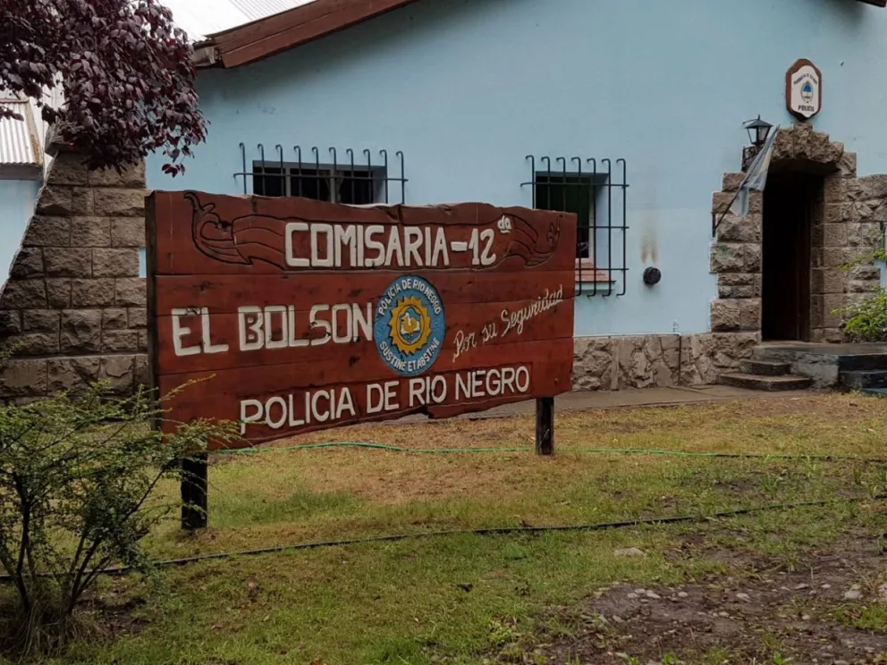 Insólito: en El Bolsón no quieren que los policías patrullen con las manos en los bolsillos 