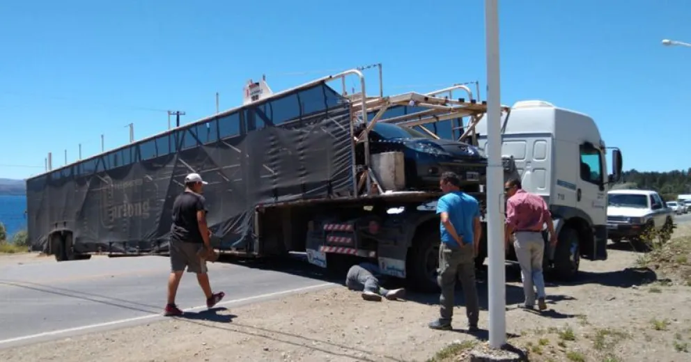 Un camión quedó cruzado sobre la Ruta 40