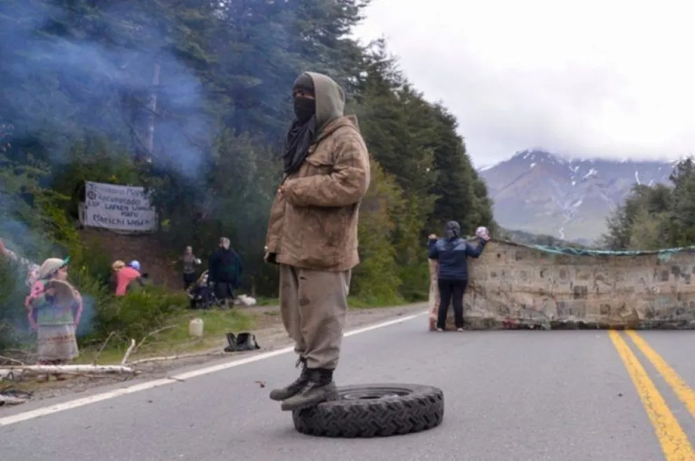 Mascardi: los mapuches que usurparon predios ahora venden leña a los turistas