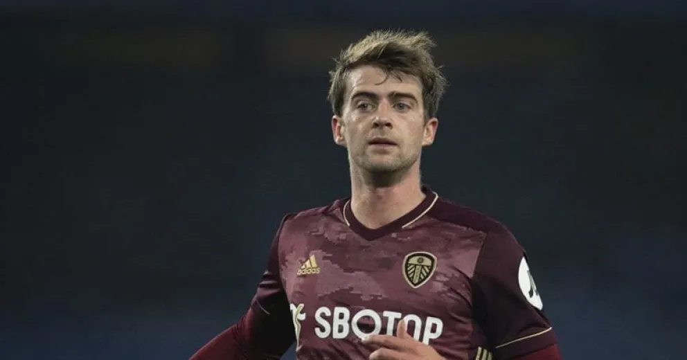 El goleador del Leeds insultó en castellano y se volvió furor en las redes