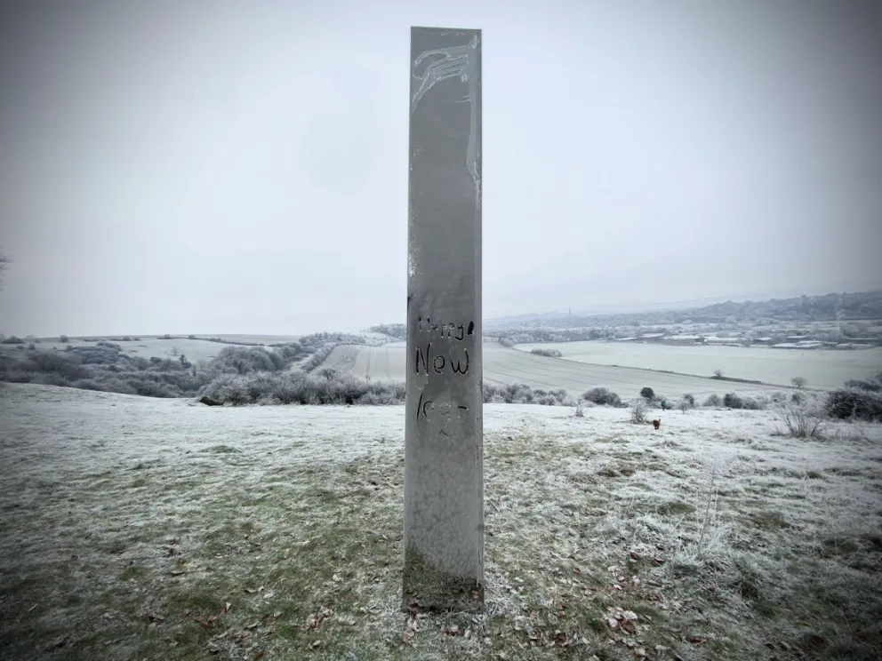 Apareció un nuevo monolito metálico en Inglaterra