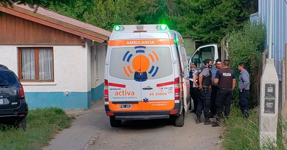 La ambulancia llegó al lugar para atender al efectivo herido.