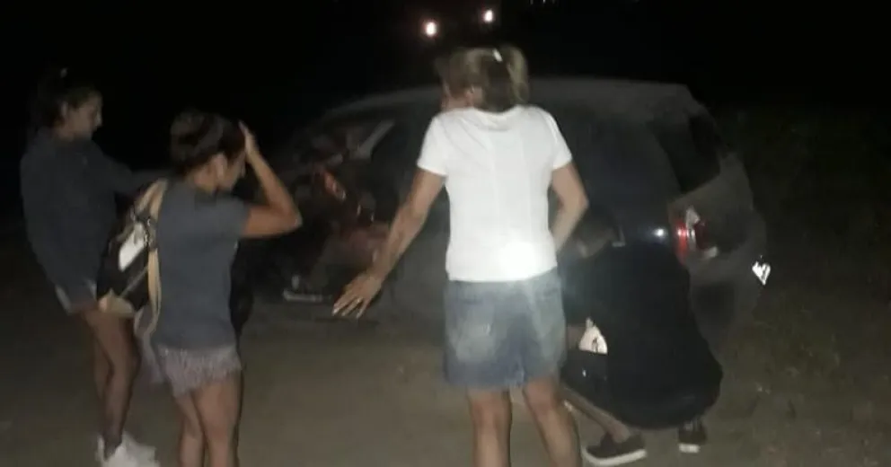 Amigas volvían de Las Grutas y volcaron cerca de Dina Huapi