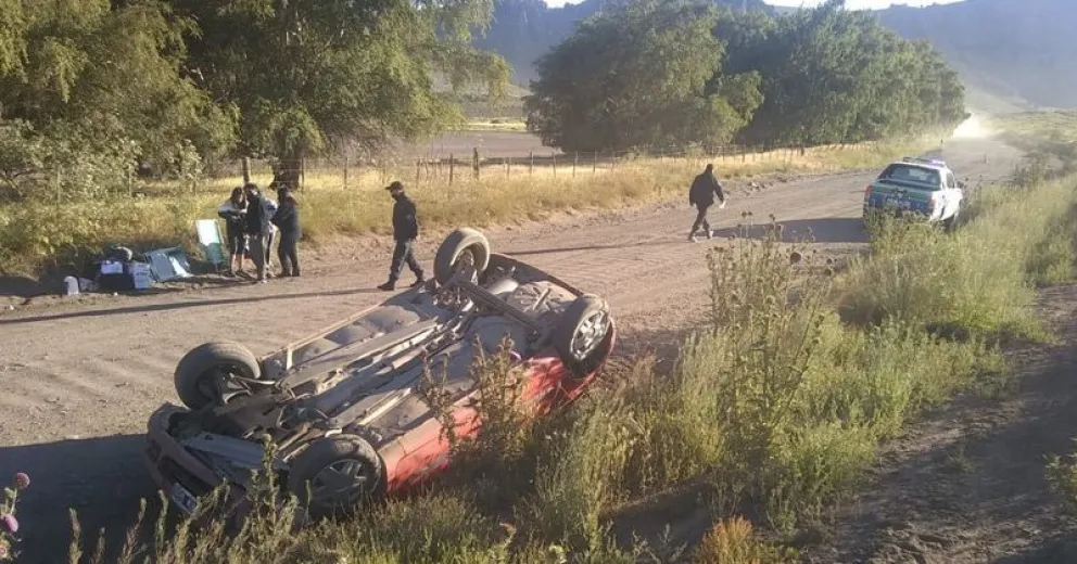 El ripio de la Ruta 23 está peligroso: dos vuelcos con pocas horas de diferencia