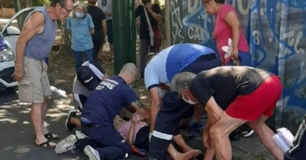 Atropelló y mató a una mujer, se dio a la fuga y regresó a buscar el espejo