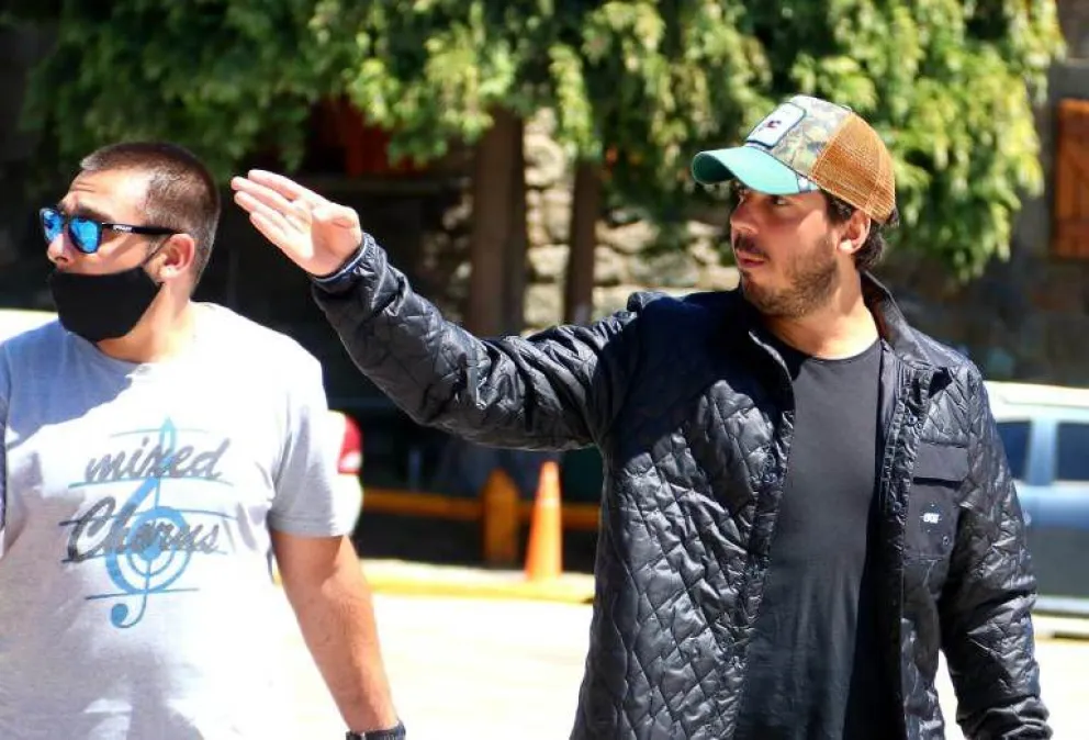 Cuando están en la calle los turistas usan el barbijo de "cuellito"