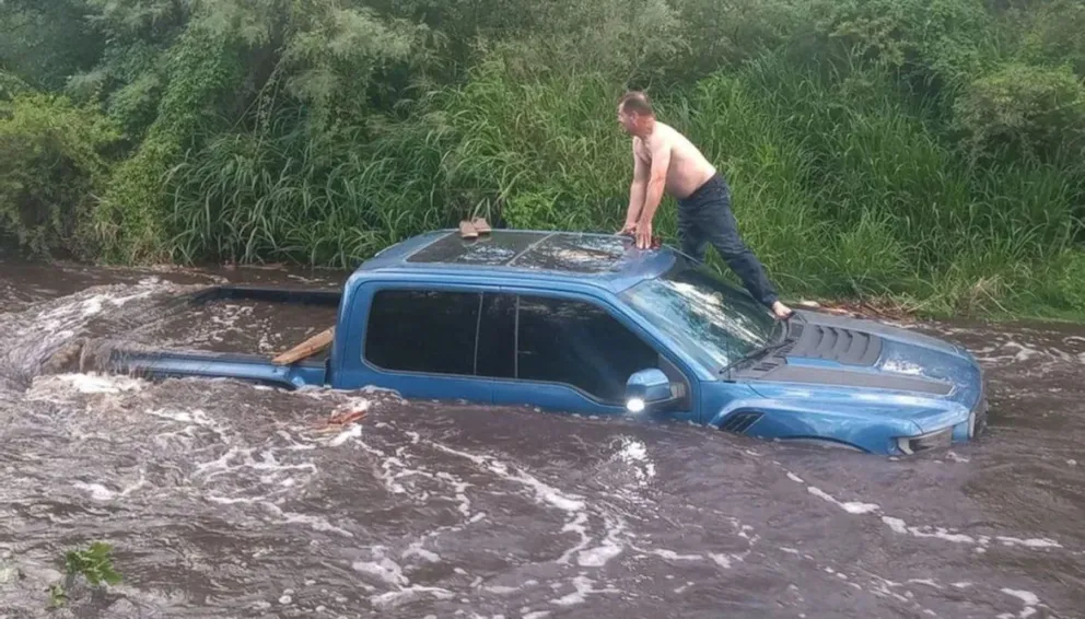 Creció el río y un cordobés lo quiso cruzar con su flamante 4x4: terminó tapada por el agua