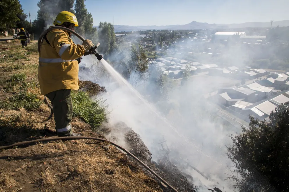 Dos incendios en la barda del Ñireco e indignación de los vecinos