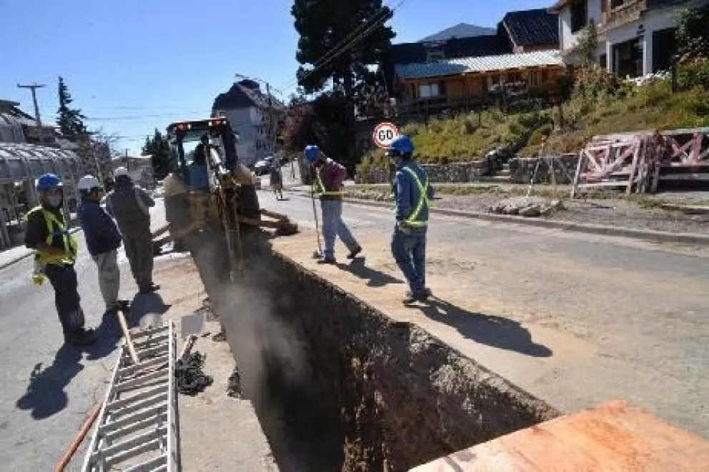 Avanza el colector cloacal en Bariloche: retirarán 14 pinos entre puerto San Carlos y Palacios