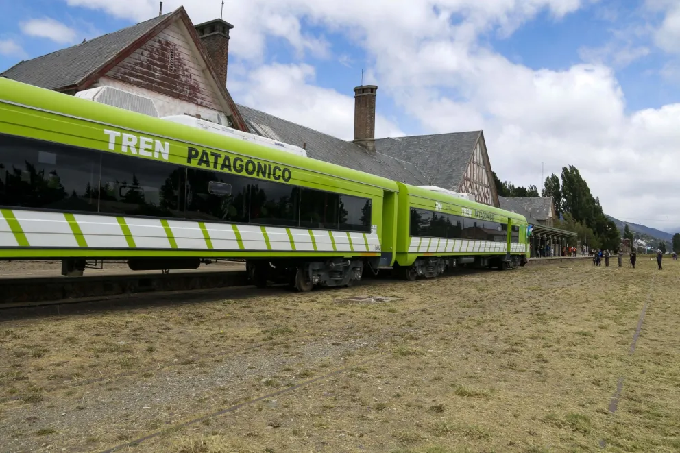 Tras nueve meses de espera, arribó a Bariloche el Tren Patagónico