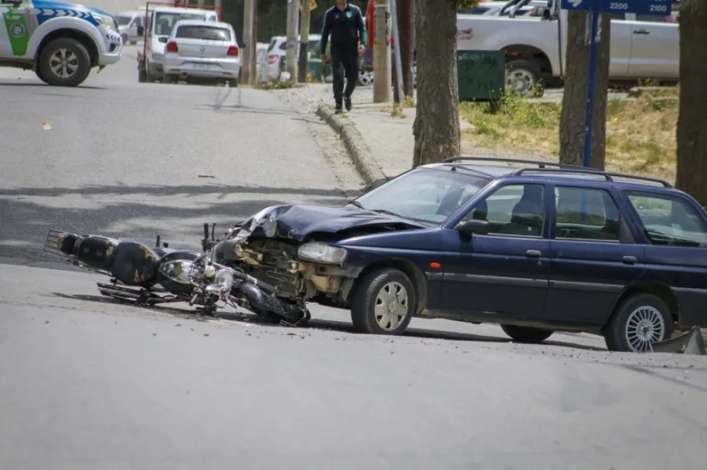 Choque entre un auto y una moto: dos personas resultaron heridas