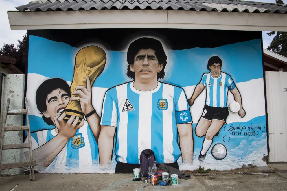 Un fanático se lo pidió: "El Diego" quedó inmortalizado en un mural barilochense