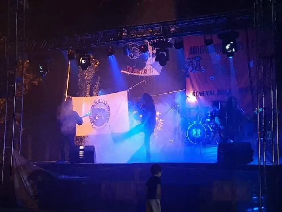 Desbarataron una fiesta en un predio del Municipio de Roca con más de 300 personas