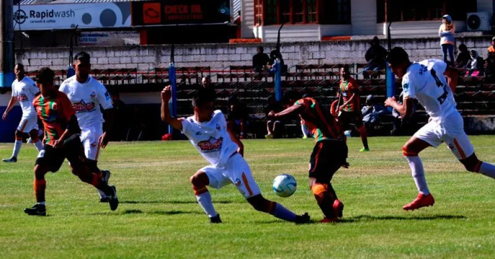 Deslucido empate en cero entre Cruz del Sur y Puerto Moreno en el arranque