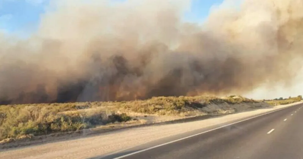 Por un incendio está cortado el acceso norte a Las Grutas