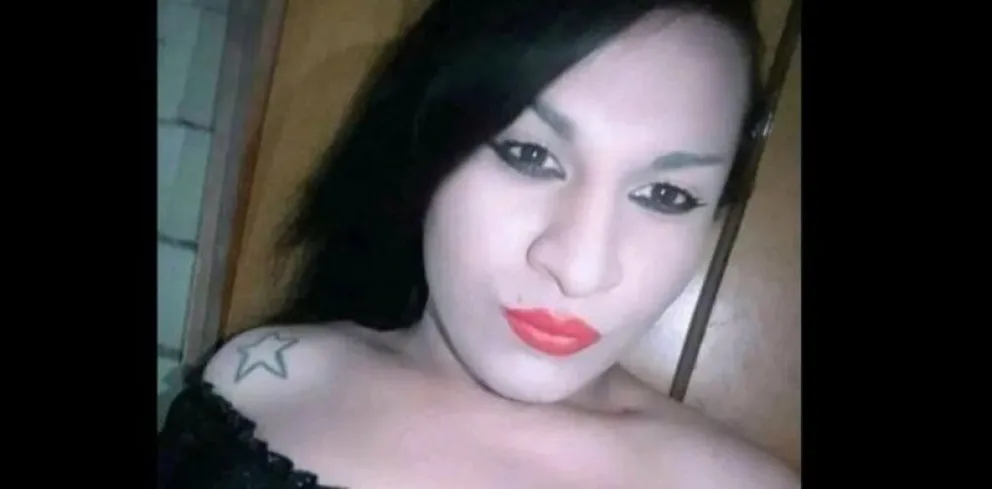 Ráfaga de 20 balazos desde un auto para matar a una joven trans