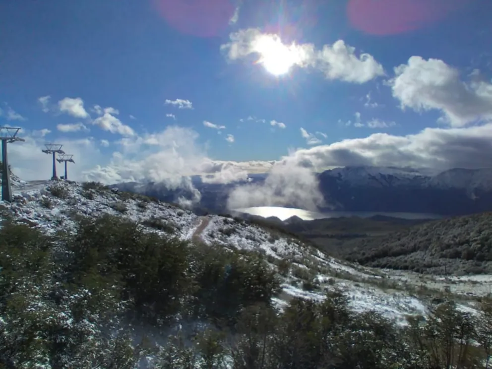 Así quedaron los cerros Catedral y Piltriquitrón con la nevada veraniega