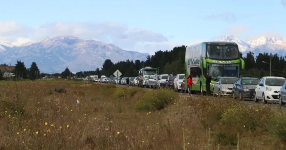 Turistas enojados por el corte de ruta en el ingreso a la provincia