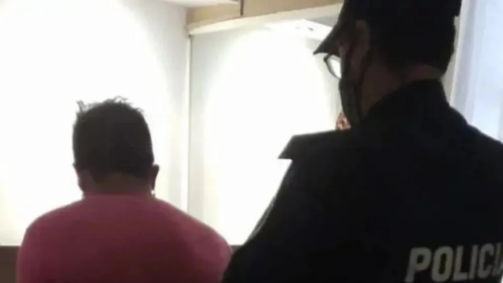 Un hombre detenido por golpear salvajemente a su pareja en un hotel alojamiento