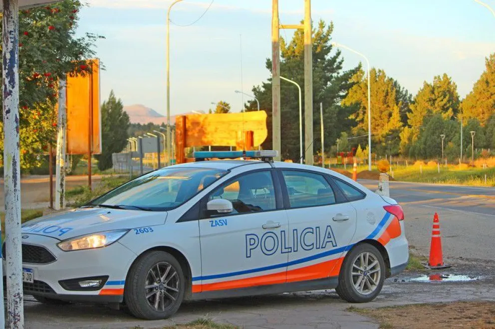 Venían de vacaciones a  Bariloche y a uno de ellos lo detuvieron porque tenía pedido de captura