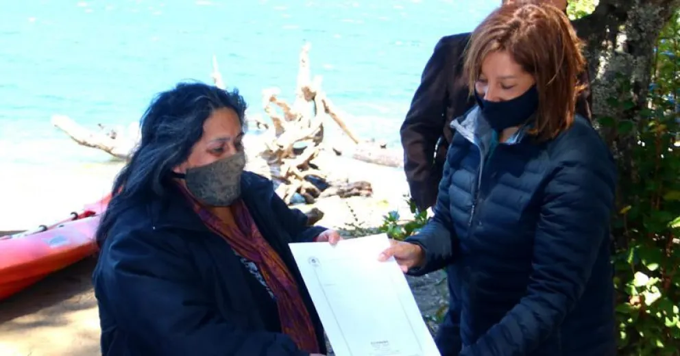Ángela Alarcón, primera rionegrina en tener su casa por la Ley Pierri, y la gobernadora Arabela Carreras.