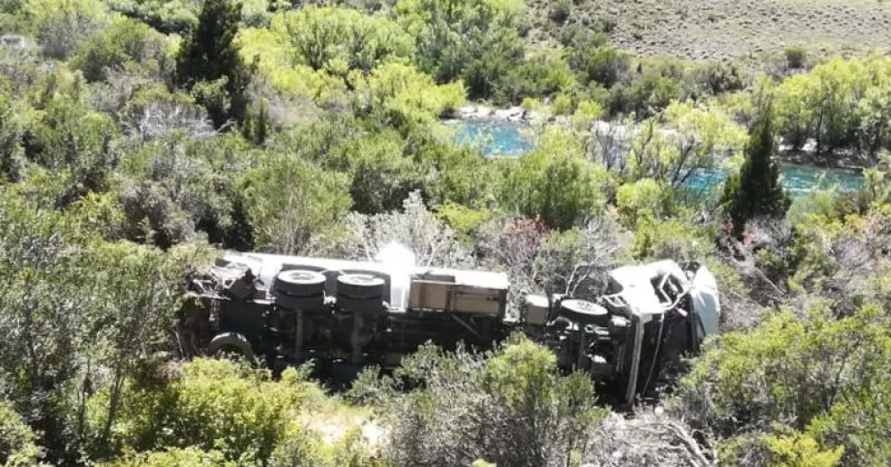 Falleció un camionero al desbarrancar en la zona de Confluencia