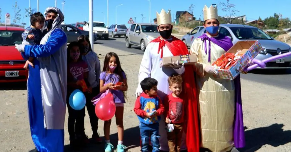 Los “reyes policías” hicieron felices a los más pequeños