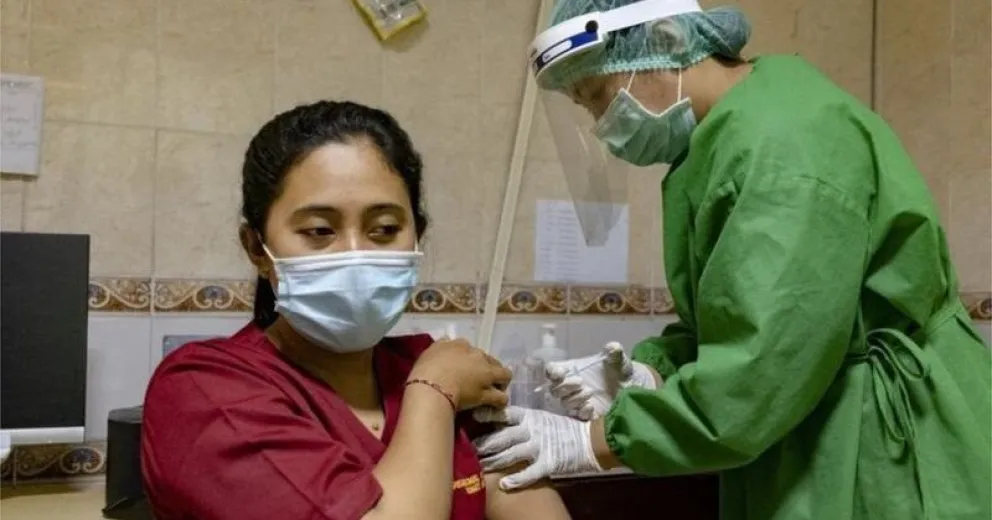 En Indonesia vacunan primero a los jóvenes y no a los ancianos contra Covid-19