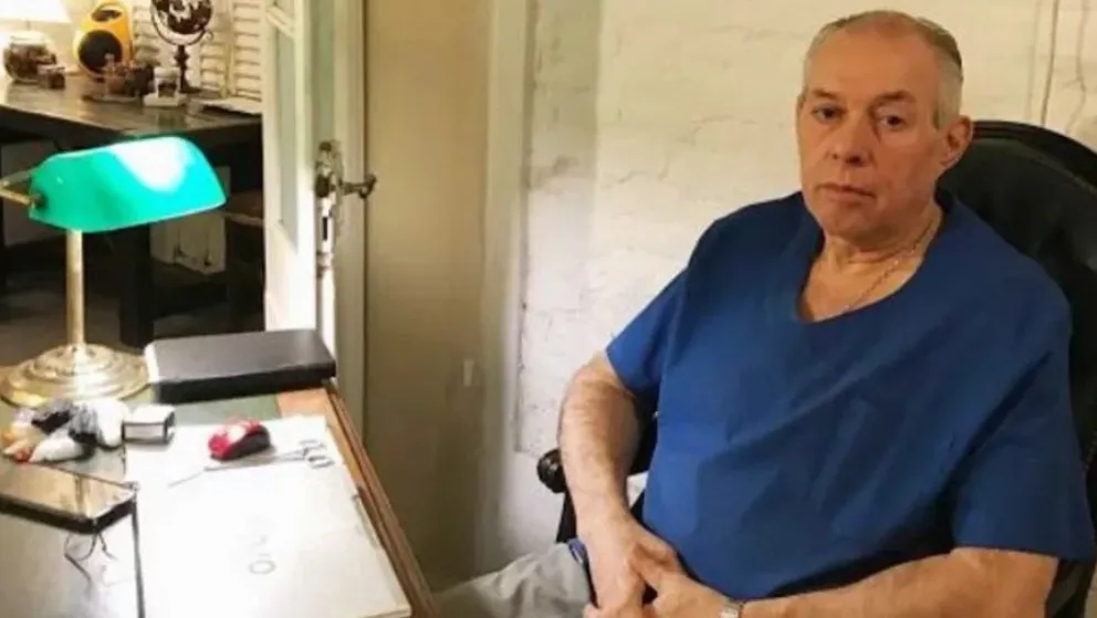 Médico que recetó dióxido de cloro tiene matrícula vencida