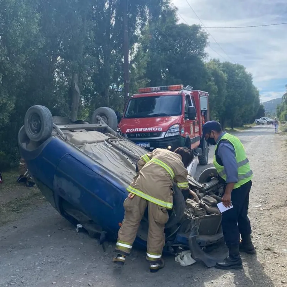 Conductor chocó con otro vehículo, se quiso ir y terminó volcando