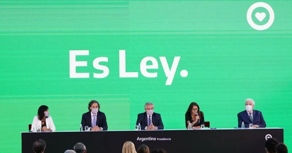 Eufórico, el presidente promulgó la ley de interrupción voluntaria del embarazo