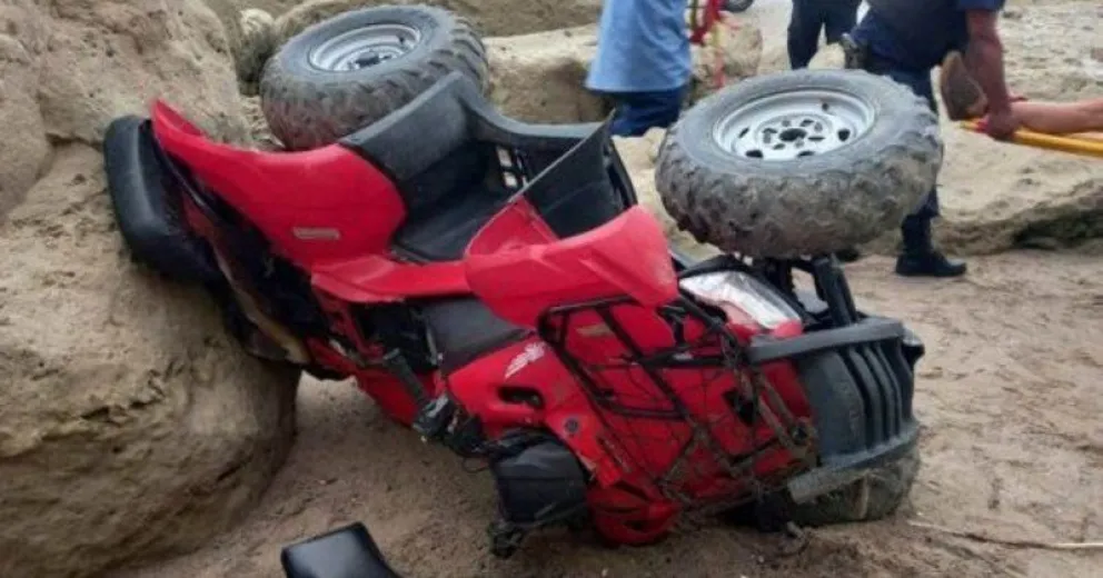 Se desbarrancaron con su cuatriciclo desde un acantilado en Las Grutas