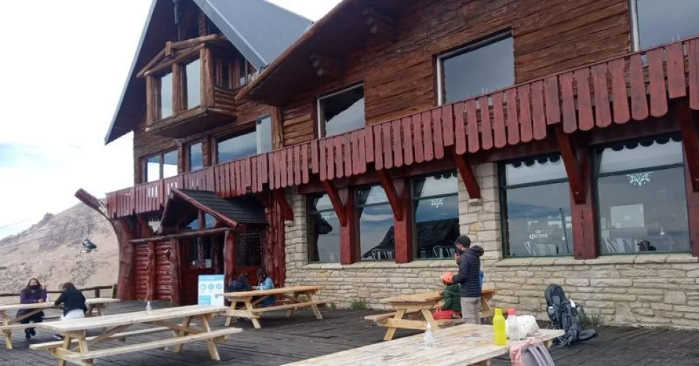 Los turistas disfrutan del Refugio Lynch en el cerro Catedral