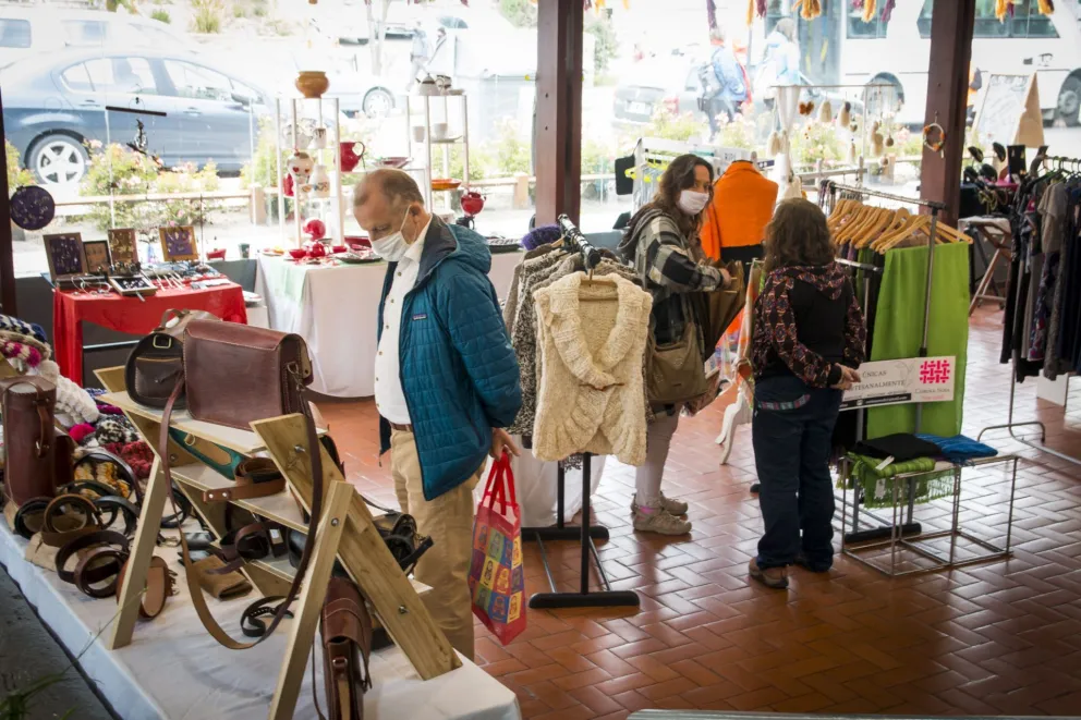 Aprovechando la llegada de turistas los artesanos locales exponen en el SCUM