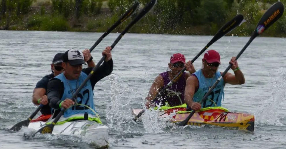 Con 100 botes y 160 palistas se larga la edición XLV de la Regata del río Negro
