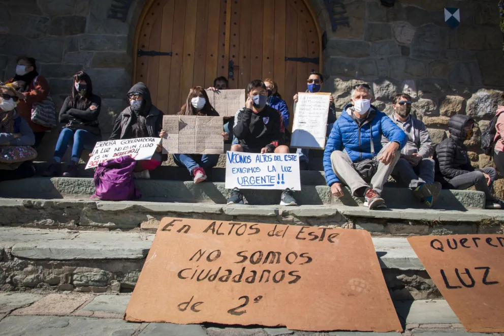 Vecinos del Este se manifestaron en el Cívico porque recibieron sus casas hace un mes y siguen sin luz ni gas
