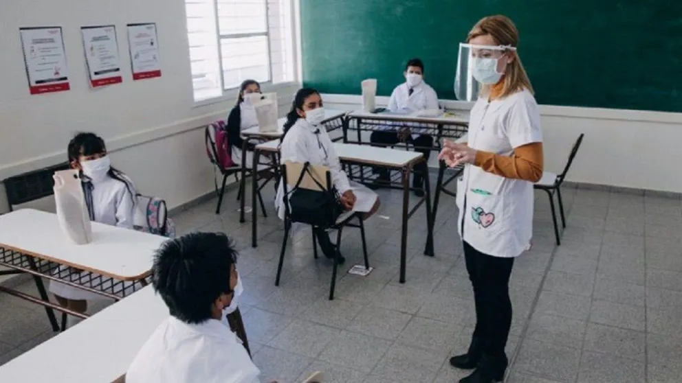 Los docentes que no quisieron vacunarse deberán volver a las aulas respetando los protocolos 