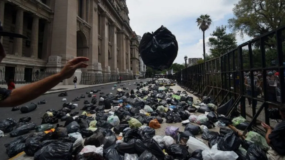 Los Tribunales llenos de basura para pedir la libertad de Milagro Sala
