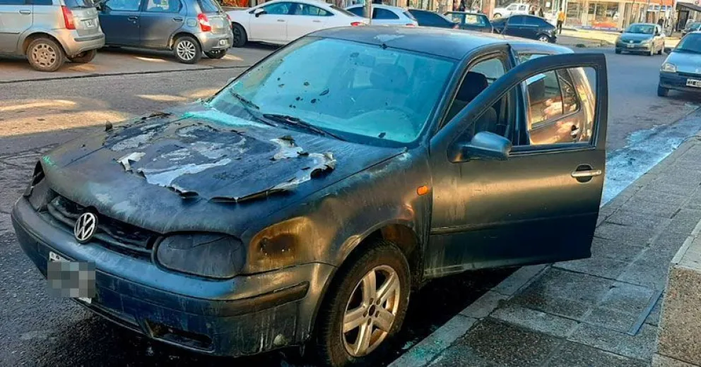 Susto por incendio de vehículo en calle Onelli