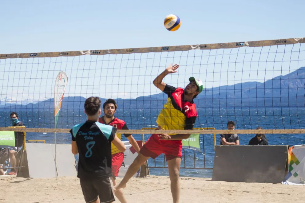 Sábado a puro beach vóley frente al Centro Cívico