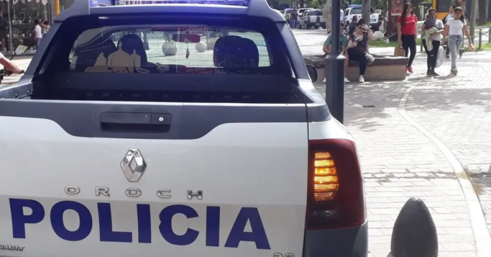 Delincuente se hizo pasar por político, pidió prestado un celular y se lo robó