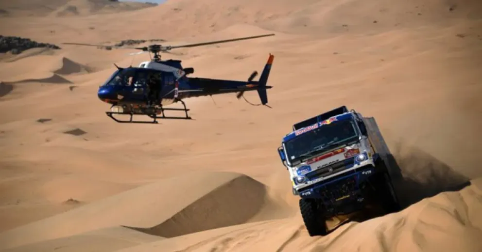 Video: el insólito choque entre un camión y un helicóptero