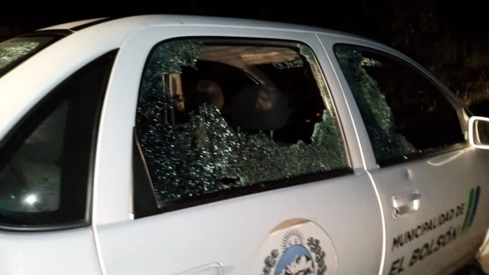 Hicieron una fiesta clandestina y cuando los encontraron enfrentaron a piedrazos a policías e inspectores