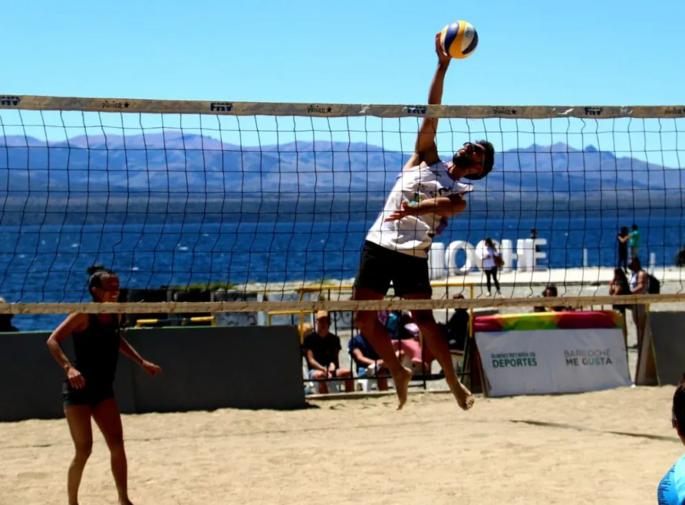 El equipo Carlucci - Valenzuela festejó en el cierre del certamen de beach vóley