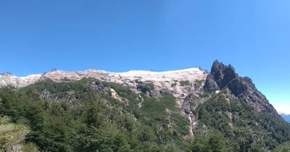 Subieron a una montaña y tuvieron que pedir ayuda para poder bajar