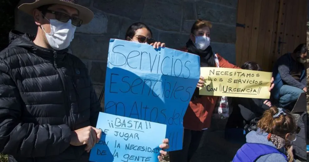 Los vecinos de Altos del Este siguen esperando que "se haga la luz"