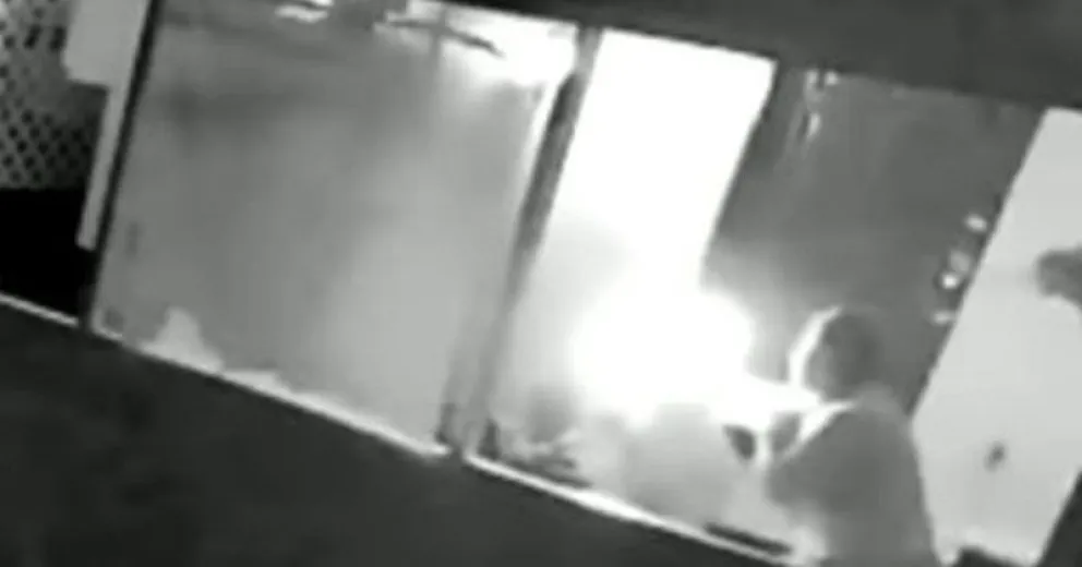 Un hombre roció a su novia con gasolina y la prendió fuego con un cigarrillo
