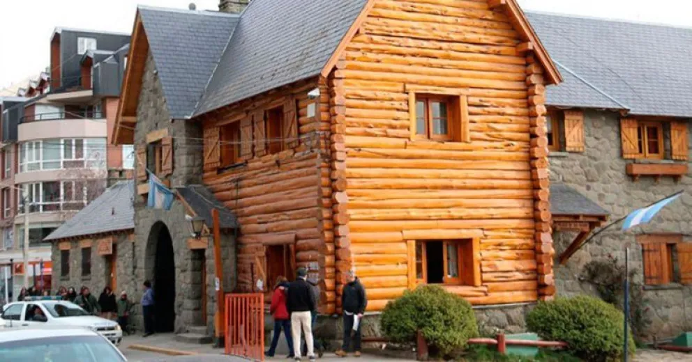 Comisario denunciado por violencia de género cumplirá funciones en Bariloche