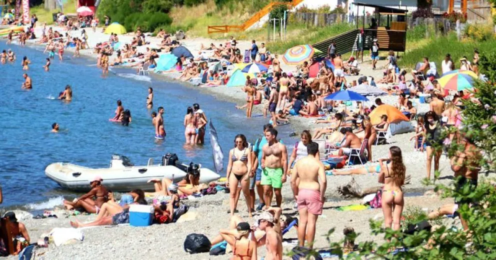 Residentes y turistas "coparon" las playas del Oeste barilochense